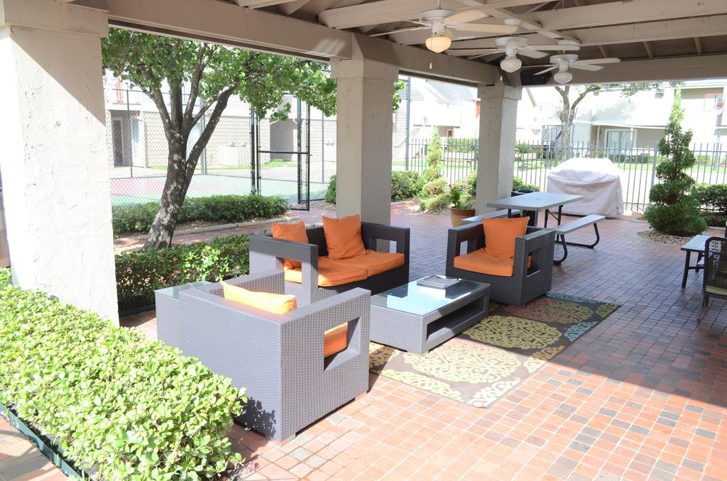 Moody Manor Aparthotel Houston Exterior photo